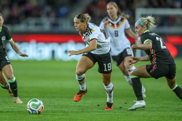 GER, Karlsruhe, Germany vs. Australia, FIFA, DFB, Soccer, 2026–2027 Season, BBBank Wildpark, Friendly Match: Pictured from left, Klara Bühl (Germany), Women’s National Team, Ellie Carpenter (Australia), 21. DFB and DFL regulations prohibit any use of photographs as image sequences and or quasi-video, October 9, 2026 Copyright: HMBxMedia HendrikxHamelau