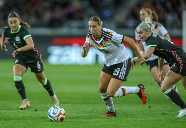 GER, Karlsruhe, Germany vs. Australia, FIFA, DFB, Soccer, 2026–2027 Season, BBBank Wildpark, Friendly Match: Pictured from left, Klara Bühl (Germany), Women’s National Team, Ellie Carpenter (Australia), 21. DFB and DFL regulations prohibit any use of photographs as image sequences and or quasi-video, October 9, 2026 Copyright: HMBxMedia HendrikxHamelau