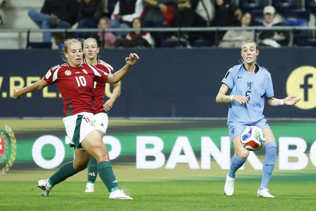 FELCSUT, 09-10-2026 , Pancho Arena, season 2026 2027 , UEFA worldcup qualification football play-offs round 1 , match between Hungary and The Netherlands (women) 1st leg , Pictures shows Netherlands player Jill Roord and Hungary player Luca Papp (L) Hungary - Netherlands (women)  x208079559x Copyright: