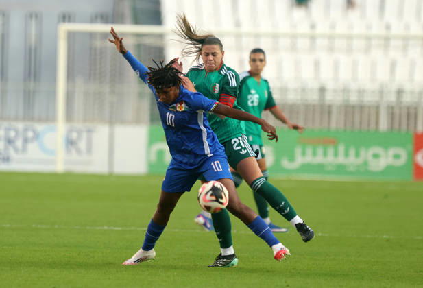 Algerie vs Republique centrafricaine feminine (Qualifications JO Dafeur Marine Alfreda (R) Joueuse d Algerie se bat pour le ballon, avec Dongole Tidot Rachelle de Republique centrafricaine, lors du match Algerie contre Republique centrafricaine feminine, Qualifications JO Los Angeles 2028, au Stade de 5 Juillet a Alger, en Algerie, le 09 Octobre 2026 (Photo By Billel Bensalem APPImages) Alger Algerie Copyright: xAlgà riexPressexPhotosxAPPxBillelxBensalemx xAPPxImagesx 670A1697