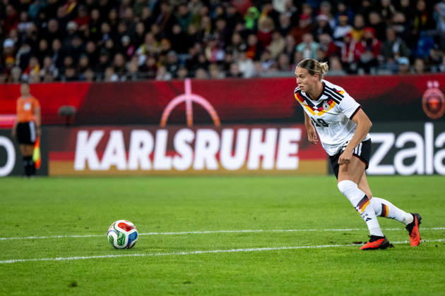 October 9, 2026, GER, Soccer, Women s, International Match, Karlsruhe, Germany vs. Australia; Klara Bühl (Germany), No. 19 with the ball; in the background: Karlsruhe branding, Karlsruhe BBBank, Wildpark, Baden-Württemberg, Germany Copyright: xNordphoto Memmlerx