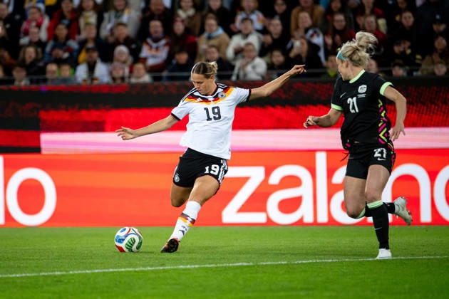 October 9, 2026, GER, Soccer, Women s, International Match, Karlsruhe, Germany vs. Australia; Klara Bühl (Germany), 19, in possession of the ball; next to her, Ellie Carpenter (Australia), 21; Karlsruhe BBBank Wildpark, Baden-Württemberg, Germany Copyright: xNordphoto Memmlerx