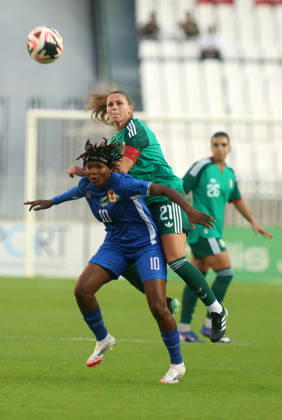 Algerie vs Republique centrafricaine feminine (Qualifications JO Dafeur Marine Alfreda (R) Joueuse d Algerie se bat pour le ballon, avec Dongole Tidot Rachelle de Republique centrafricaine, lors du match Algerie contre Republique centrafricaine feminine, Qualifications JO Los Angeles 2028, au Stade de 5 Juillet a Alger, en Algerie, le 09 Octobre 2026 (Photo By Billel Bensalem APPImages) Alger Algerie Copyright: xAlgà riexPressexPhotosxAPPxBillelxBensalemx xAPPxImagesx 670A1694