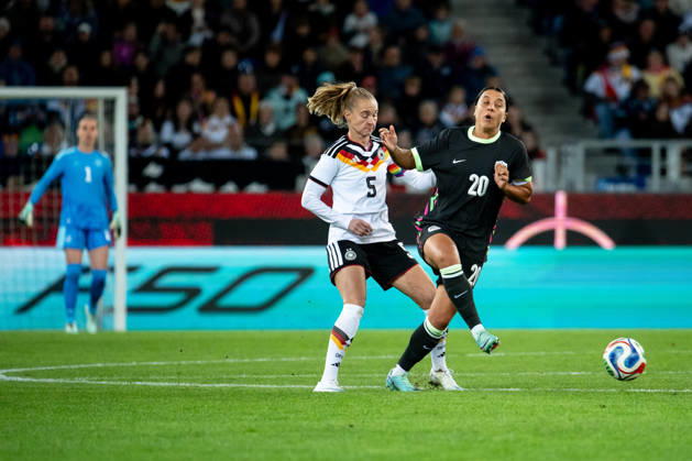 October 9, 2026, GER, Soccer, Women s, International Match, Karlsruhe, Germany vs. Australia; Janina Minge (Germany), No. 5, in a tackle with Samantha Kerr (Australia), No. 20; Karlsruhe BBBank Wildpark, Baden-Württemberg, Germany Copyright: xNordphoto Memmlerx