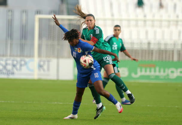 Algerie vs Republique centrafricaine feminine (Qualifications JO Dafeur Marine Alfreda (R) Joueuse d Algerie se bat pour le ballon, avec Dongole Tidot Rachelle de Republique centrafricaine, lors du match Algerie contre Republique centrafricaine feminine, Qualifications JO Los Angeles 2028, au Stade de 5 Juillet a Alger, en Algerie, le 09 Octobre 2026 (Photo By Billel Bensalem APPImages) Alger Algerie Copyright: xAlgà riexPressexPhotosxAPPxBillelxBensalemx xAPPxImagesx 670A1696