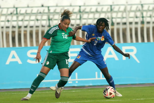 Algerie vs Republique centrafricaine feminine (Qualifications JO Adjabi Lkram (L) Joueuse d Algerie se bat pour le ballon, avec Sama Gemimo de Republique centrafricaine, lors du match Algerie contre Republique centrafricaine feminine, Qualifications JO Los Angeles 2028, au Stade de 5 Juillet a Alger, en Algerie, le 09 Octobre 2026 (Photo By Billel Bensalem APPImages) Alger Algerie Copyright: xAlgà riexPressexPhotosxAPPxBillelxBensalemx xAPPxImagesx 670A1754