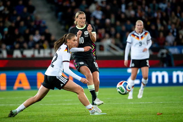 October 9, 2026, GER, Soccer, Women s, International Match, Karlsruhe, Germany vs. Australia: Jule Brand (Germany, 22) in a tackle with Emily van Egmond (Australia, 10) at Karlsruhe BBBank Wildpark, Baden-Württemberg, Germany Copyright: xNordphoto Memmlerx