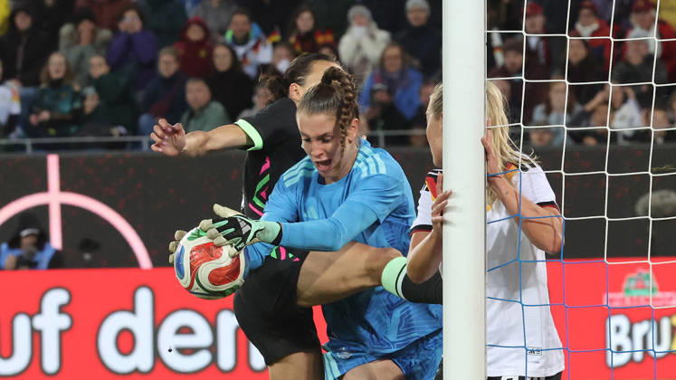 Karlsruhe, Women s International Soccer Match: Germany vs. Australia, Ena Mahmutovic (GER)