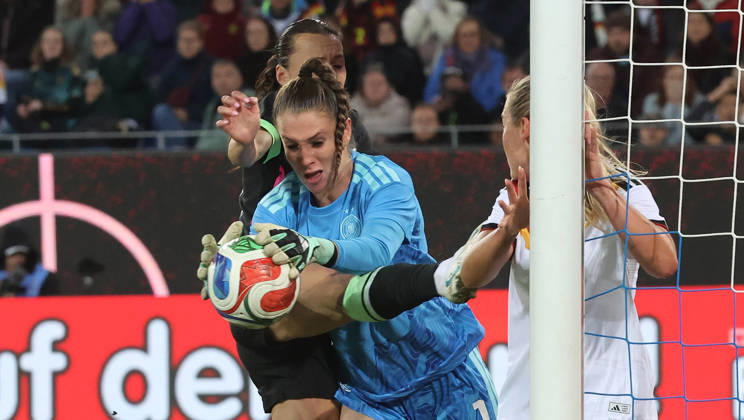 Karlsruhe, Women s International Soccer Match: Germany vs. Australia, Ena Mahmutovic (GER)