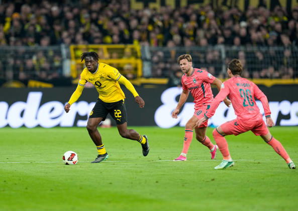 Joane Gadou, Borussia Dortmund, 22, and Niclas Füellkrug, SV Werder Bremen, 10, GER; Borussia Dortmund vs. SV Werder Bremen, Bundesliga 1, Matchday 5, 2026–27 season, SIGNAL IDUNA PARK, Dortmund, October 9, 2026 DFL regulations prohibit any use of photographs as image sequences and or quasi-video Borussia Dortmund vs. SV Werder Bremen, Bundesliga 1, Matchday 5, 2026–27 season, October 9, 2026, Dortmund Copyright: xEibner-Pressefoto ScottxColemanx EP_SCN
