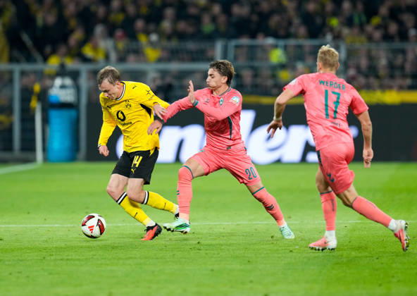 Maximilian Beier (Borussia Dortmund, 14) in a tackle with Chuki (SV Werder Bremen, 20), GER, Borussia Dortmund vs. SV Werder Bremen, Bundesliga 1, Matchday 5, 2026–27 season, SIGNAL IDUNA PARK, Dortmund, October 9, 2026 DFL regulations prohibit any use of photographs as image sequences and or quasi-video Borussia Dortmund vs. SV Werder Bremen, Bundesliga 1, Matchday 5, 2026–27 season, October 9, 2026, Dortmund Copyright: xEibner-Pressefoto ScottxColemanx EP_SCN