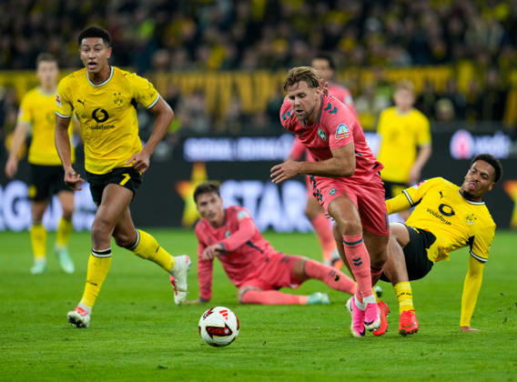 Niclas Fuellkrug of SV Werder Bremen (10) battles for the ball with Felix Nmecha of Borussia Dortmund (8), while Jobe Bellingham of Borussia Dortmund (7) looks on. GER, Borussia Dortmund vs. SV Werder Bremen, Bundesliga 1, Matchday 5, 2026–27 season, SIGNAL IDUNA PARK, Dortmund, October 9, 2026. DFL regulations prohibit any use of photographs as image sequences and or quasi-video. Borussia Dortmund vs. SV Werder Bremen, Bundesliga 1, Matchday 5, 2026–27 season, October 9, 2026, Dortmund Copyright: xEibner-Pressefoto ScottxColemanx EP_SCN