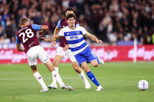 West Ham United gegen Queens Park Rangers, 9. Oktober 2026, London, EFL Championship, Fußball: West Ham United gegen Queens Park Rangers – Ronnie Edwards von QPR und Tomas Soucek von West Ham United. Foto: Jacques Feeney, Abseits, London, Großbritannien Copyright: xJacquesxFeeneyx xOffsidexOffside