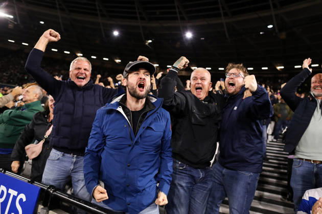 West Ham United gegen Queens Park Rangers, 9. Oktober 2026, London, EFL Championship, Fußball: West Ham United gegen Queens Park Rangers – QPR-Fans feiern ihr erstes Tor. Foto: Jacques Feeney, Abseits, London, Großbritannien Copyright: xJacquesxFeeneyx xOffsidexOffside