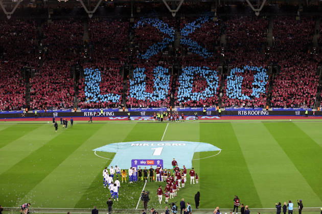 West Ham United gegen Queens Park Rangers, 9. Oktober 2026, London, EFL Championship, Fußball: West Ham United gegen Queens Park Rangers. Beide Mannschaften betreten das Spielfeld zu einer Gedenkzeremonie vor dem Spiel zum Gedenken an Ludek Miklosko. Foto: Jacques Feeney, Offside, London, Großbritannien Copyright: xJacquesxFeeneyx xOffsidexOffside