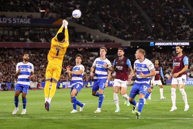 West Ham United gegen Queens Park Rangers, 9. Oktober 2026, London, EFL Championship, Fußball: West Ham United gegen Queens Park Rangers – QPR-Torwart Pierce Charles faustet den Ball bei einer Ecke weg. Foto: Jacques Feeney, Abseits, London, Großbritannien Copyright: xJacquesxFeeneyx xOffsidexOffside