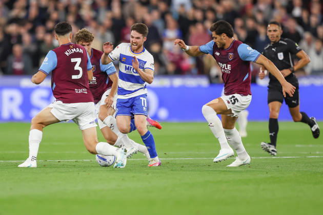 West Ham United v Queens Park Rangers, EFL Sky Bet Championship, EFL, Football, London Stadium, London, UK - 09 Oct 2026 Paul Smyth of Queens Park Rangers clashes with Arne Engels of West Ham United and Maximilian Kilman of West Ham United London London Stadium Stratford GBR, UK NEWSPAPERS OUT Copyright: xEllixBirchx