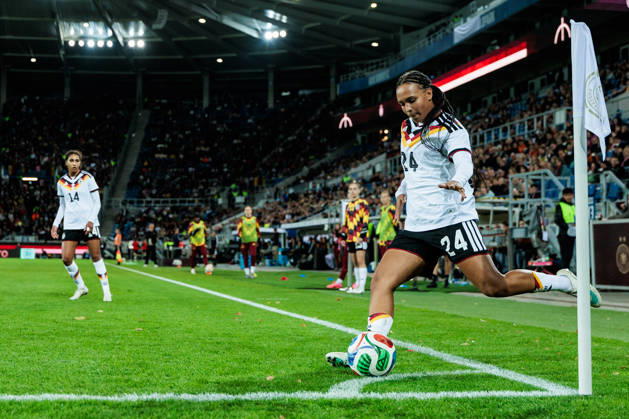 KARLSRUHE, GERMANY - OCTOBER 09: Lisa Baum (Germany, 24) shooting a corner ball during the International Friendly, Länderspiel, Nationalmannschaft match between Germany vs. Australia at BBBank Wildpark on October 09, 2026 in Karlsruhe, Germany. Germany Copyright: xSteffiexWunderlx