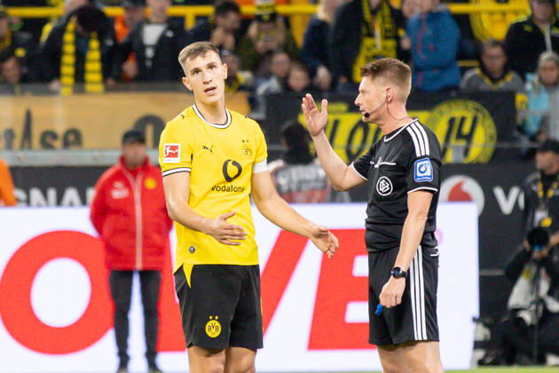 Dortmund, Germany October 9, 2026 Bundesliga 2026–2027 Matchday 5: Borussia Dortmund vs. SV Werder Bremen Pictured: Nico Schlotterbeck. BVB is dissatisfied with referee Christian Dingert’s decision. DFL and DFB regulations prohibit any use of photographs as image sequences and or quasi-video footage. Iduna Park, North Rhine-Westphalia Copyright: xFotostandx xZeisingx