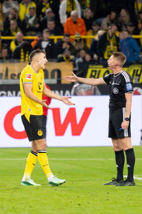 Dortmund, Germany October 9, 2026 Bundesliga 2026–2027 Matchday 5: Borussia Dortmund vs. SV Werder Bremen Pictured: Nico Schlotterbeck. BVB is dissatisfied with referee Christian Dingert’s decision. DFL and DFB regulations prohibit any use of photographs as image sequences and or quasi-video footage. Iduna Park, North Rhine-Westphalia Copyright: xFotostandx xZeisingx