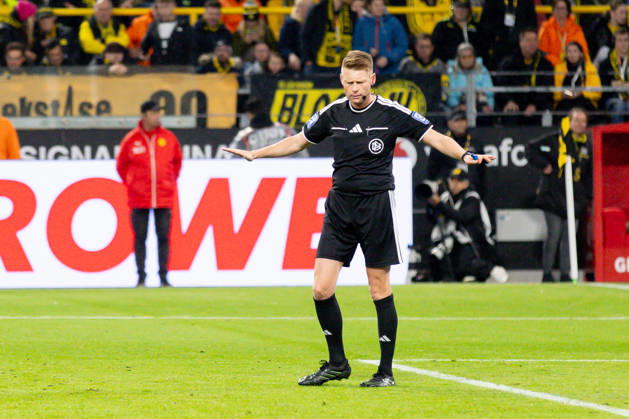 Dortmund, Germany October 9, 2026 Bundesliga 2026–2027 Matchday 5: Borussia Dortmund vs. SV Werder Bremen Pictured: Referee Christian Dingert gesturing on the field. DFL and DFB regulations prohibit any use of photographs as image sequences and or quasi-video. Signal Iduna Park, North Rhine-Westphalia Copyright: xFotostandx xZeisingx