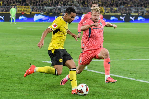 From left: Ethan Nwaneri (Dortmund, 18) and Marco Grüll (Bremen, 17) in a one-on-one battle, September 9, 2026 ¢ Soccer ¢ Borussia Dortmund vs. SV Werder Bremen, Signal Iduna Park, Dortmund, DFB DFL regulations prohibit any use of photographs as image sequences and or quasi-video NRW Germany Copyright: xpepphotox xSaschaxWeizx pep00321, pep_20261009_sw