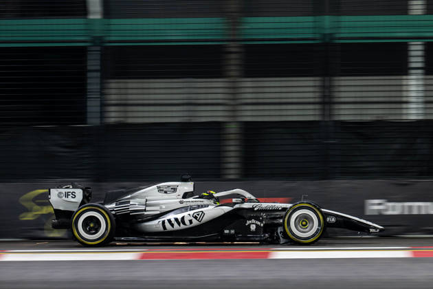 F1 - SINGAPORE GRAND PRIX 2026 11 PEREZ Sergio (mex), Cadillac F1 Team MAC-26, action crash, accident, during the 2026 Formula 1 Singapore Grand Prix, 17th round of the 2026 Formula One World Championship, WM, Weltmeisterschaft from October 9 to 11, 2026 on the Marina Bay Street Circuit, in Singapore, Singapore - SingaporeSingapore  Copyright: xALBERTOxVIMERCATIx