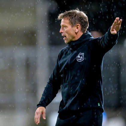 Coach Holger Seitz of Unterhaching gives instructions, gesticulates with his arms, single frame, action, October 9, 2026, Munich, Germany, soccer, Bavarian Regional League, FC Bayern Munich II vs. SpVgg Unterhaching xslx