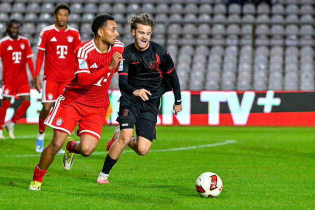 v li Vincent Manuba Bayern Munich, FCB, 2 Jeroen Krupa Unterhaching, 9 in a one-on-one, duel, tackle, dynamic, action, 09 10 2026, Munich, Germany, soccer, Bavarian Regional League, FC Bayern Munich II vs. SpVgg Unterhaching xslx