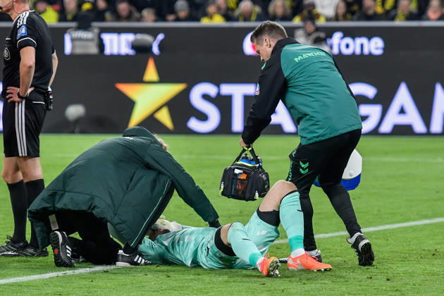 Karl Hein (Bremen 1) injured on the field with paramedics, October 9, 2026 ¢ Soccer ¢ Borussia Dortmund vs. SV Werder Bremen, Signal Iduna Park, Dortmund, DFB and DFL regulations prohibit any use of photographs as image sequences and or quasi-video. NRW, Germany Copyright: xpepphotox xSaschaxWeizx pep00321, pep_20261009_sw