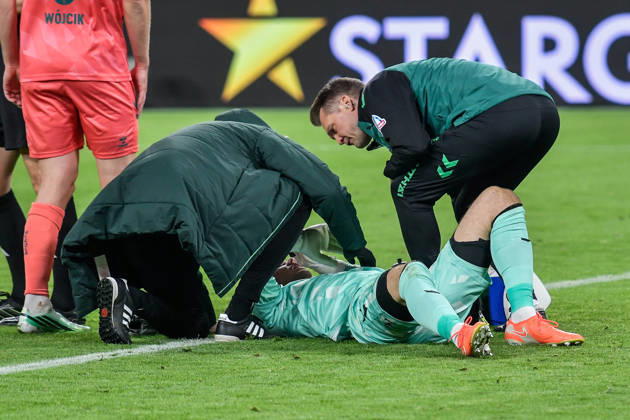 Karl Hein (Bremen 1) injured on the field with paramedics, October 9, 2026 ¢ Soccer ¢ Borussia Dortmund vs. SV Werder Bremen, Signal Iduna Park, Dortmund, DFB and DFL regulations prohibit any use of photographs as image sequences and or quasi-video. NRW, Germany Copyright: xpepphotox xSaschaxWeizx pep00321, pep_20261009_sw