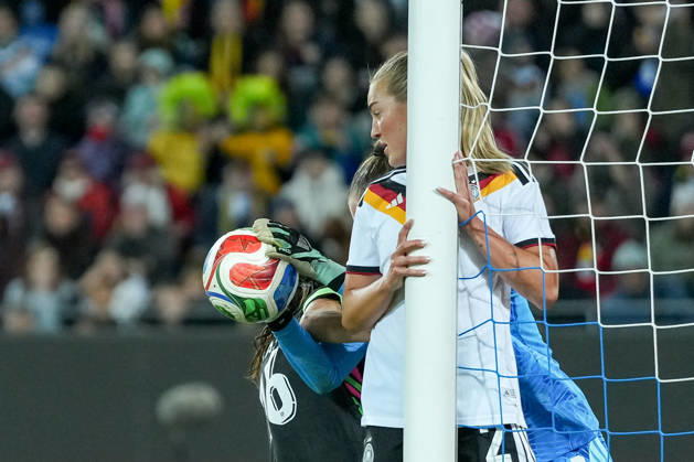 Ena Mahmutovic, Germany Women s National Team, No. 01, blocks the ball in a one-on-one with Hayley Raso, Australia, No. 16; Marie Müller, Germany Women s National Team, No. 02, at the post, scoring chance, save, Germany, soccer, international match, friendly match, exhibition match, 2026–2027, Germany vs. Australia, September 10, 2026, BBBank Wildpark, Karlsruhe, Baden-Württemberg, Germany Copyright: xArnexAmbergx