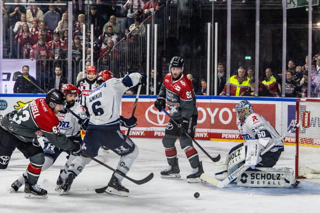 Joacim Eriksson, Schwenninger Wild Wings, 60, Alexander Peters, Schwenninger Wild Wings, 06 vs. Patrick Russell, Cologne Haie, 63, former Berlin player Marcel Noebels, Cologne Haie, 92 Cologne Haie vs. Schwenninger Wild Wings, ice hockey, Penny DEL, Matchday 07, 2026–2027, October 9, 2026, Cologne Haie vs. Schwenninger Wild Wings, Ice Hockey, Penny DEL, Matchday 07, 2026–2027, October 9, 2026, Cologne Copyright: xEibner-Pressefoto GerhardxWingenderx EP_GWR