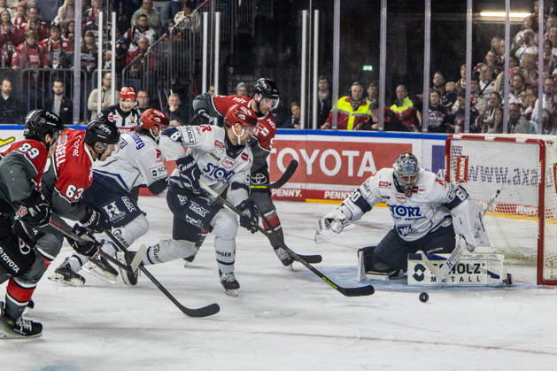 Joacim Eriksson, Schwenninger Wild Wings, 60, Alexander Peters, Schwenninger Wild Wings, 06 vs. Patrick Russell, Cologne Haie, 63, Gregor MacLeod, Cologne Haie, 89 Cologne Haie vs. Schwenningen Wild Wings, Ice Hockey, Penny DEL, Matchday 07, 2026–2027, October 9, 2026, Cologne Haie vs. Schwenninger Wild Wings, Ice Hockey, Penny DEL, Matchday 07, 2026–2027, October 9, 2026, Cologne Copyright: xEibner-Pressefoto GerhardxWingenderx EP_GWR