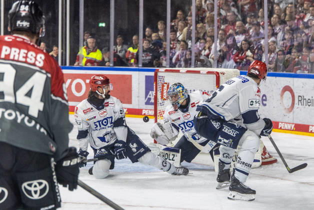 Alexander Peters, Schwenninger Wild Wings, 06 Dominik Bittner, Schwenninger Wild Wings, 07 Joacim Eriksson Schwenninger Wild Wings, 60 vs. Robin Press Cologne Sharks, 94 Cologne Sharks vs. Schwenninger Wild Wings, Ice Hockey, Penny DEL, Matchday 07, 2026–2027, October 9, 2026, Cologne Haie vs. Schwenningen Wild Wings, Ice Hockey, Penny DEL, Matchday 7, 2026–2027, October 9, 2026, Cologne Copyright: xEibner-Pressefoto GerhardxWingenderx EP_GWR