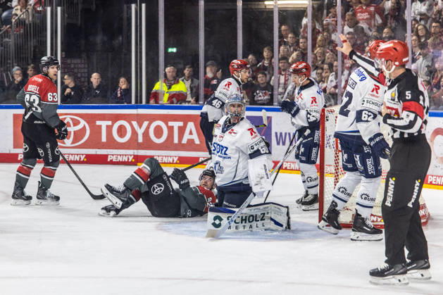 Former Berlin player Marcel Noebel of the Cologne Sharks, 92, is lying on the ice, and Joacim Eriksson of the Schwenningen Wild Wings, 60, looks questioningly at the referee; Patrick Russell of the Cologne Sharks, 63, and Eric Martinsson of the Schwenningen Wild Wings, 46, and Thomas Schemitsch of the Schwenninger Wild Wings, 62. Cologne Haie vs. Schwenninger Wild Wings, ice hockey, Penny DEL, Matchday 07, 2026–2027, October 9, 2026, Cologne Haie vs. Schwenninger Wild Wings, Ice Hockey, Penny DEL, Matchday 07, 2026–2027, October 9, 2026, Cologne Copyright: xEibner-Pressefoto GerhardxWingenderx EP_GWR