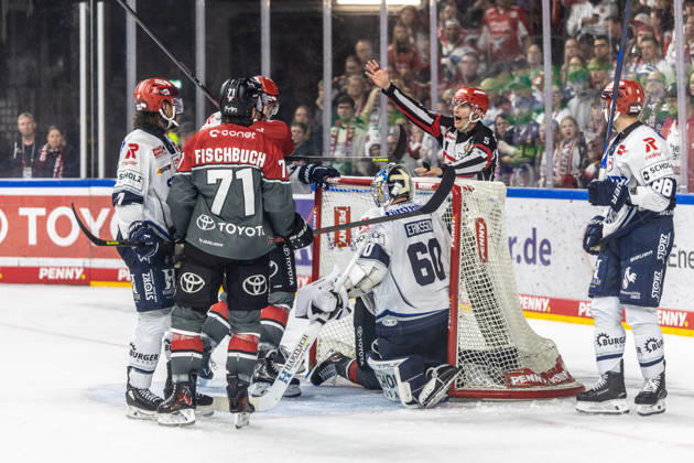 Joacim Eriksson, Schwenninger Wild Wings, 60 vs. Daniel Fischbuch, Koelner Haie, 71; Koelner Haie vs. Schwenninger Wild Wings, Ice Hockey, Penny DEL, Matchday 07, 2026–2027, October 9, 2026, Cologne Sharks vs. Schwenningen Wild Wings, Ice Hockey, Penny DEL, Matchday 07, 2026–2027, October 9, 2026, Cologne Copyright: xEibner-Pressefoto GerhardxWingenderx EP_GWR
