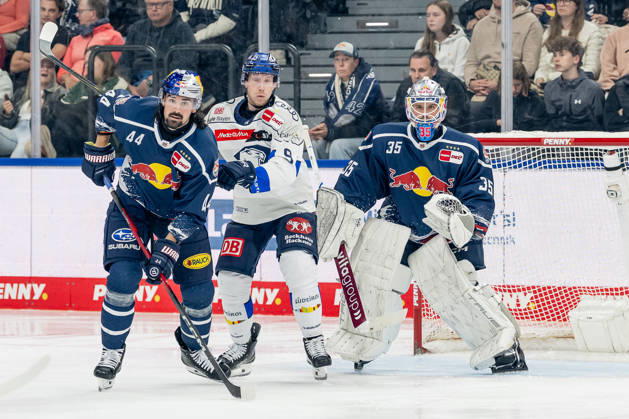 Trevor Carrick (EHC Red Bull Munich, 44) defends against Myles Powell (ERC Ingolstadt, 09) in front of the net of Mathias Niederberger (goalie, EHC Red Bull Munich, 35), GER, EHC Red Bull Munich vs. ERC Ingolstadt, DEL, 2026–2027 season, Matchday 7, October 9, 2026. Photo: HMB Media, Franz Feiner Copyright: HMBxMedia FranzxFeiner
