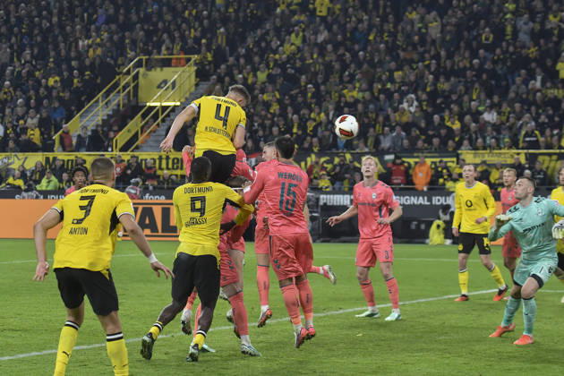Nico Schlotterbeck (Dortmund 4) scores the goal to make it 2-0 on 09 10 2026 ¢ Soccer ¢ Borussia Dortmund vs. SV Werder Bremen, Signal Iduna Park, Dortmund, DFB and DFL regulations prohibit any use of photographs as image sequences and or quasi-video Copyright: xpepphotox xSaschaxWeizx pep00321, pep_20261009_sw