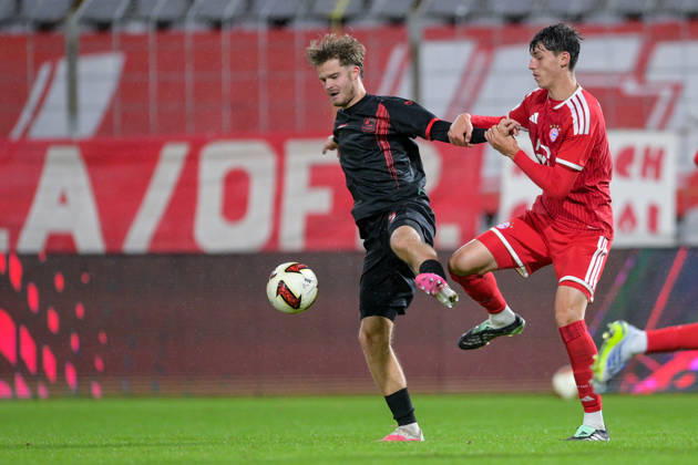From left: Jeroen Krupa (Unterhaching), 9 Filip Pavic (Bayern Munich, FCB), 5 in a one-on-one, duel, tackle, dynamic, action, 09 10 2026, Munich, Germany, soccer, Bavarian Regional League, FC Bayern Munich II vs. SpVgg Unterhaching xslx