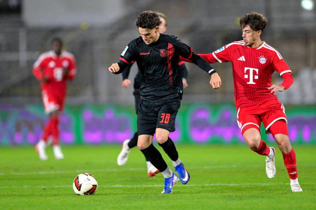 From left: Constantin Strunz (Unterhaching), 38; David Santos Daiber (Bayern Munich, FCB), 6; in a one-on-one battle, duel, tackle; dynamic, action, 09 10 2026, Munich, Germany, soccer, Bavarian Regional League, FC Bayern Munich II vs. SpVgg Unterhaching xslx