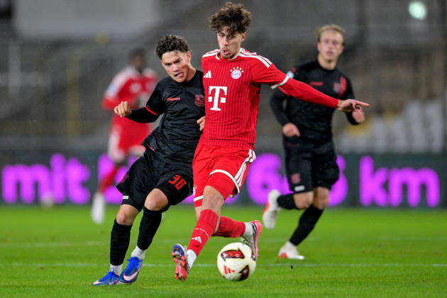 From left: Constantin Strunz (Unterhaching), 38; David Santos Daiber (Bayern Munich, FCB), 6; in a one-on-one battle, duel, tackle; dynamic, action, 09 10 2026, Munich, Germany, soccer, Bavarian Regional League, FC Bayern Munich II vs. SpVgg Unterhaching xslx