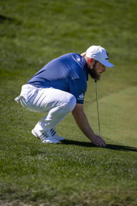 Open de Espana presented by Madrid - Day Two MADRID, SPAIN - OCTOBER 9: Tyrrell Hatton of England studies the terrain before taking his shot on day two of the Open de Espana presented by Madrid at Club de Campo Villa de Madrid on October 9, 2026 in Madrid, Spain. Madrid Club de Campo Villa de Madrid Madrid Spain Copyright: xAlbertoxGardinx AGardin_20261009_Golf_Esp_Mad_1202