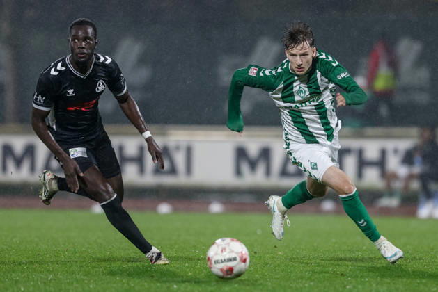 From left: Andre Ndiaye (SV Atlas Delmenhorst), 3, and Karlo Simic (SV Werder Bremen II), 11, in a tackle; duel; dynamism; action; game scene; October 9, 2026, Bremen, Germany, soccer, Regionalliga Nord, SV Werder Bremen II vs. SV Atlas Delmenhorst xobx