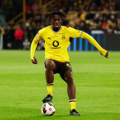 DORTMUND - Joane Gadou of Borussia Dortmund controls the ball during the Bundesliga match between Borussia Dortmund and SV Werder Bremen at Signal Iduna Park on October 9, 2026, in Dortmund, Germany. MARCEL TER BALS ANP Bundesliga 2026 27 xVIxANPxSportx xMarcelxterxBalsxIVx 571969968 originalFilename: 571969968