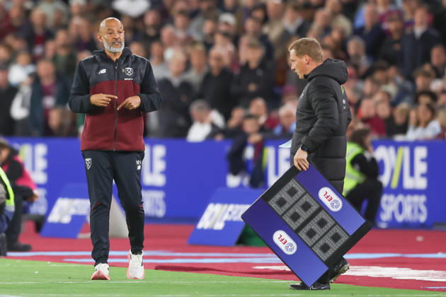 West Ham United v Queens Park Rangers, EFL Sky Bet Championship, EFL, Football, London Stadium, London, UK - 09 Oct 2026 West Ham United Head Coach Nuno Espirito Santo indicates to Fourth Official John Busby that subs need to be made London London Stadium Stratford GBR, UK NEWSPAPERS OUT Copyright: xEllixBirchx