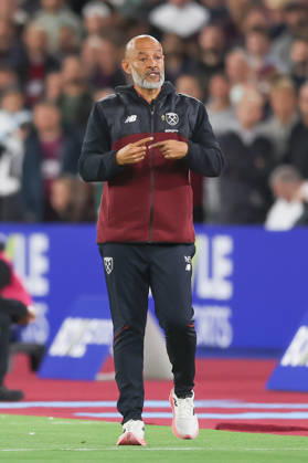 West Ham United v Queens Park Rangers, EFL Sky Bet Championship, EFL, Football, London Stadium, London, UK - 09 Oct 2026 West Ham United Head Coach Nuno Espirito Santo indicates to Fourth Official John Busby that subs need to be made London London Stadium Stratford GBR, UK NEWSPAPERS OUT Copyright: xEllixBirchx
