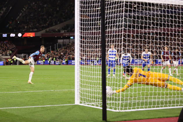 West Ham United gegen Queens Park Rangers, 9. Oktober 2026, London, EFL Championship, Fußball: West Ham United gegen Queens Park Rangers. Jarrod Bowen von West Ham United schießt in der letzten Minute einen Elfmeter, der jedoch von QPR-Torhüter Pierce Charles gehalten wird. Foto: Jacques Feeney. Abseits. London, Großbritannien Copyright: xJacquesxFeeneyx xOffsidexOffside