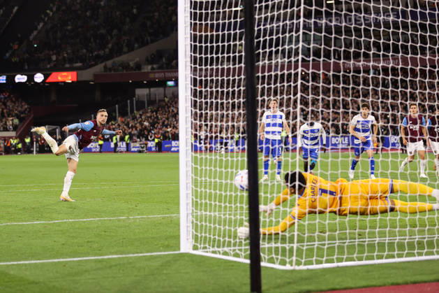West Ham United gegen Queens Park Rangers, 9. Oktober 2026, London, EFL Championship, Fußball: West Ham United gegen Queens Park Rangers. Jarrod Bowen von West Ham United schießt in der letzten Minute einen Elfmeter, der jedoch von QPR-Torhüter Pierce Charles gehalten wird. Foto: Jacques Feeney. Abseits. London, Großbritannien Copyright: xJacquesxFeeneyx xOffsidexOffside