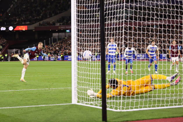 West Ham United gegen Queens Park Rangers, 9. Oktober 2026, London, EFL Championship, Fußball: West Ham United gegen Queens Park Rangers. Jarrod Bowen von West Ham United schießt in der letzten Minute einen Elfmeter, der jedoch von QPR-Torhüter Pierce Charles gehalten wird. Foto: Jacques Feeney. Abseits. London, Großbritannien Copyright: xJacquesxFeeneyx xOffsidexOffside